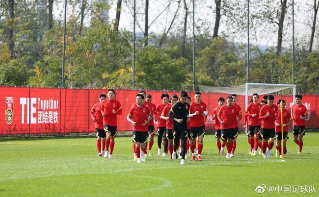 李国富（罗京平易近 饰）和儿子平娃（孙波 饰）一路过着相依为命的糊口，令辛辛劳苦将平娃拉扯长年夜的李国富感应心塞的是，虽然平娃已是奔三的汉子了，可他的一堆年夜事却还要本身费心，更糟的是，平娃仿佛还处于背叛期中，对父亲干与本身的人生感应十分不满。李国富帮儿子找工作、找妻子，却仍是安心不下，与此同时，他仍是广场舞小分队中的魁首人物，为了带领步队竭尽心思。为了向儿子证实